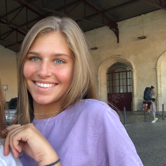 Hi I’m Alyssa! 🖤 Posh Ambassador 🖤 - Picture 1 of 11